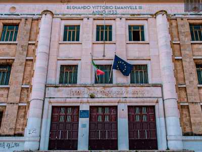 ...ed � caratterizzato da differenze cromatiche date dalla pietra bianca di Bisceglie e il tufo mazzaro
